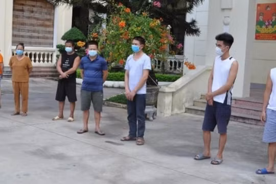 Hải Dương: Bắt 8 nam nữ say sưa đánh bạc giữa mùa dịch Covid-19