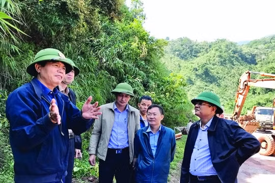 Khắc phục mưa lũ tại miền Trung: Chuyện về những con người “bám đường thông tuyến”