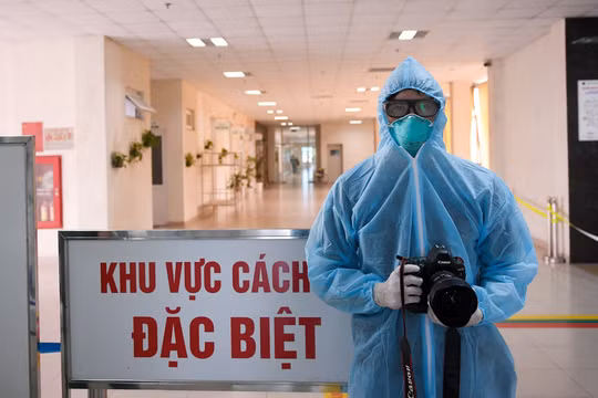 Bài 7: Phóng viên ảnh Nguyễn Khánh: Tác nghiệp phòng "cách ly đặc biệt" phải gạt bỏ nỗi sợ hãi