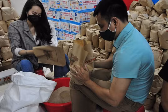 Nghệ sĩ Xuân Bắc, Tự Long tự tay gói quà tặng người nghèo