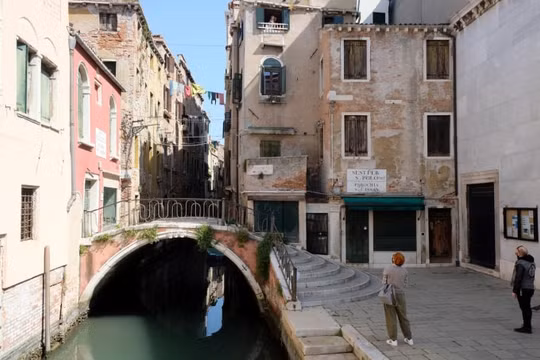 Italy cảnh báo tình trạng lây nhiễm chéo bên trong gia đình