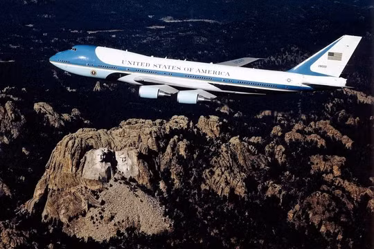Air Force One chở ông Trump có gì đặc biệt?