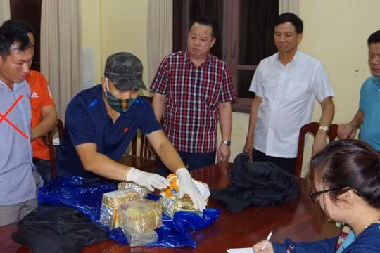 Bắt giữ nghi phạm vận chuyển 6.000 ma túy tổng hợp, 5 kg ma túy đá và 2 bánh heroin