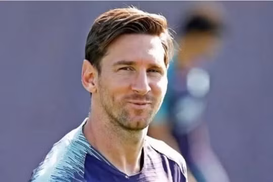 Messi cạo râu, Ronaldo nuôi tóc chờ ngày tái xuất
