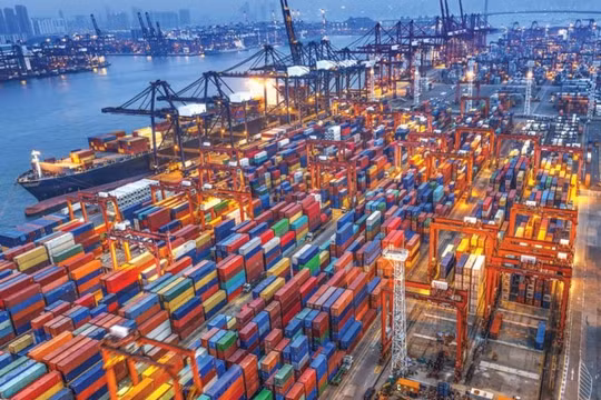 Hàng hoá qua cảng biển 'hồi sinh' sau dịch COVID-19