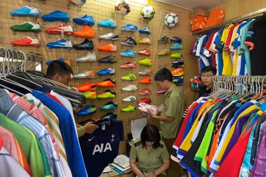 Hà Nội: Tịch thu hơn 1.500 sản phẩm 'nhái' nhãn hiệu thể thao nổi tiếng