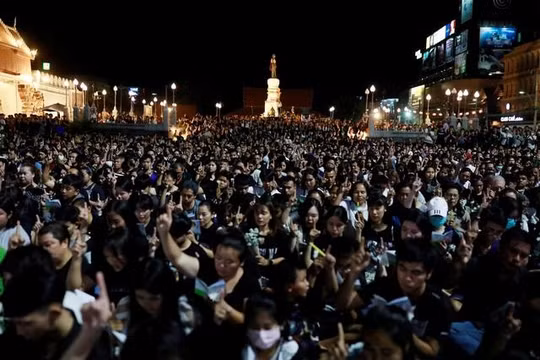 Hàng nghìn người thắp nến tưởng niệm các nạn nhân của vụ xả súng ở Thái Lan
