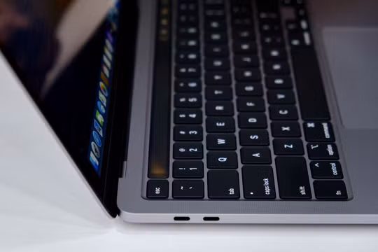MacBook Pro 13 inch 2020 xách tay được bán tại VN với giá hơn 41 triệu đồng