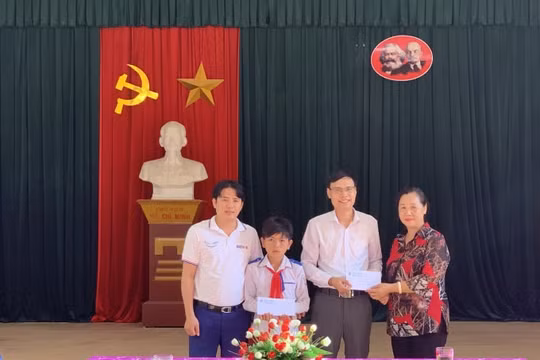 Ấm áp hành trình trao quà tại Nghệ  An, Hà Tĩnh chương trình “Mùa xuân của em” lần thứ III, năm 2020