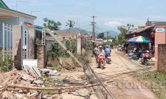 Phú Thọ: 1 người chết, hơn 2.500 ngôi nhà, trường học bị tốc mái, hư hỏng, do giông lốc gây ra
