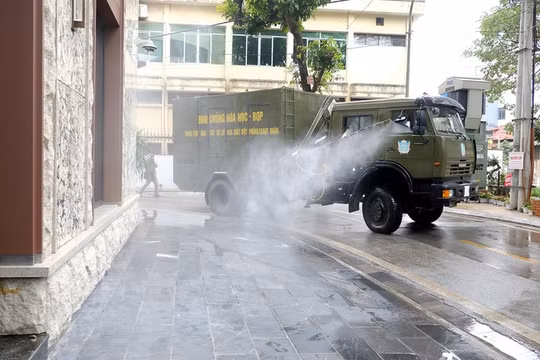 Binh chủng Hóa học phun thuốc khử trùng phố Trúc Bạch