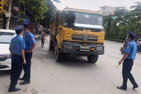 Thanh tra giao thông sẽ không được dừng xe trên đường