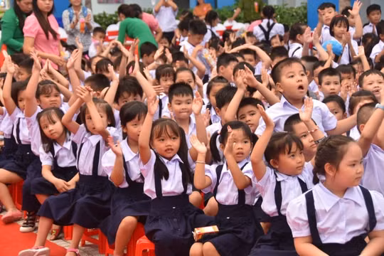 Học sinh tiểu học chính thức không phải đóng học phí