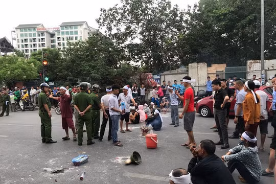 Hà Nội: Người thân mang di ảnh ngồi 'ăn vạ' gây tắc đường nghiêm trọng