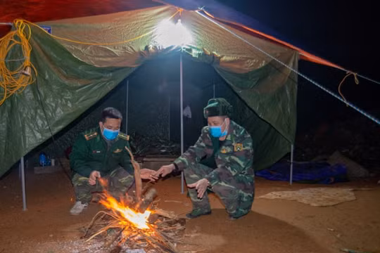 Trắng đêm tác nghiệp cùng người lính biên phòng