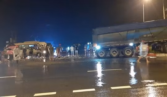 Yên Bái: Xe khách đâm xe đầu kéo, 4 người bị thương