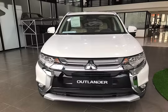 Mitsubishi Outlander 2.4 giảm giá mạnh còn hơn 900 triệu đồng