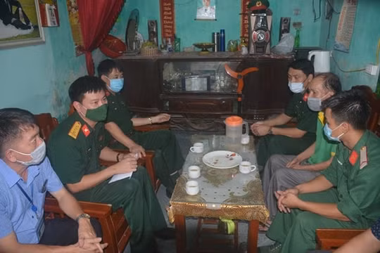 Báo Quân đội nhân dân thăm và tặng quà gia đình quân nhân có hoàn cảnh khó khăn