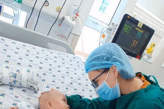 Cặp song sinh Trúc Nhi - Diệu Nhi sẽ được tháo bột, tập đi trong 6 tuần tới