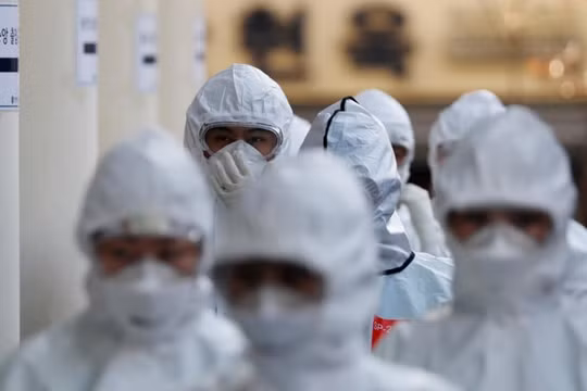 Hàn Quốc phát hiện 69 trường hợp nhiễm mới, Pháp cấm tụ tập đông người
