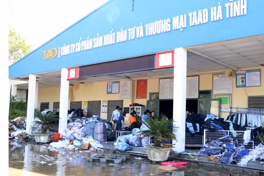 Hơn 120.000 sản phẩm may mặc của Cty TAAD Hà Tĩnh bị nước lũ tàn phá hư hỏng nặng