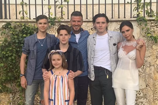 Victoria hé lộ lần đầu gặp David Beckham, cô khẳng định: “Tình yêu sét đánh là có thật”