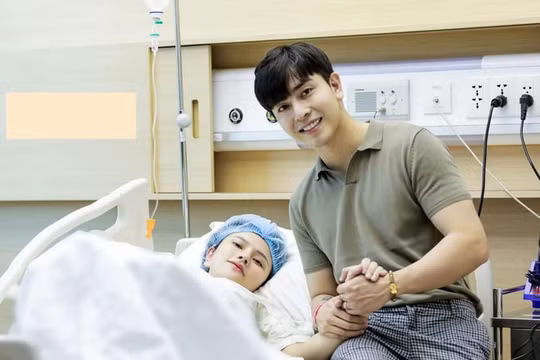 Ca sĩ Thu Thủy sinh con gái nặng 4,2kg