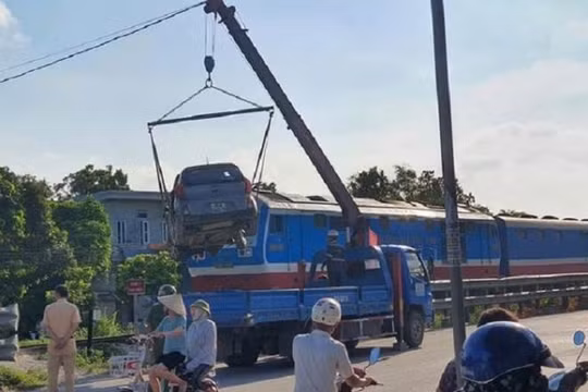 Hà Nam: Tai nạn nghiêm trọng giữa tàu hỏa và taxi, 3 người thương vong