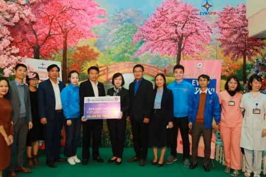 EVNNPC khánh thành và trao tặng “Sân chơi thiếu nhi – Gửi gắm yêu thương” cho Bệnh viện Đa khoa tỉnh Yên Bái