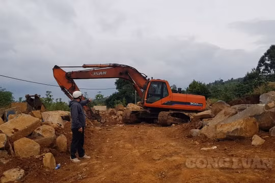 Đắk Nông: Ngang nhiên khai thác đá trái phép gần trụ sở UBND xã