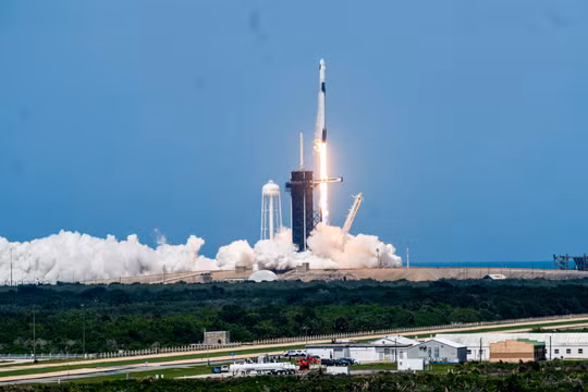 SpaceX làm nên lịch sử khi đưa phi hành gia Nasa lên vũ trụ