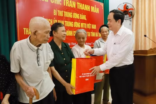 Chủ tịch Ủy ban Trung ương MTTQ Việt Nam tặng quà gia đình chính sách ở Hà Tĩnh