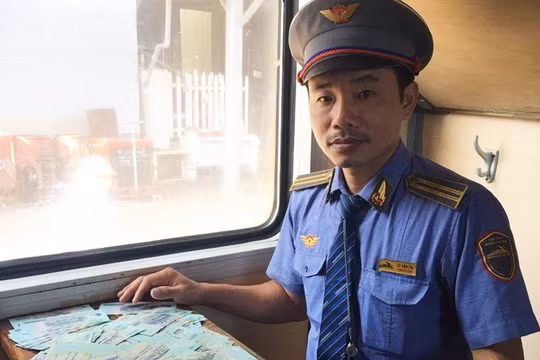 Tiếp viên đường sắt trả lại 100 triệu đồng cho khách bỏ quên