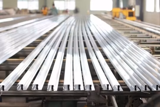Hàng hóa nước ngoài ‘đội lốt’ hàng Việt Nam: Cách nào ngăn chặn?