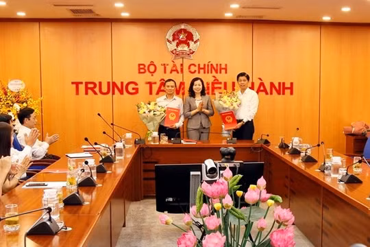 Trao quyết định luân phiên, điều động, bổ nhiệm Tổng biên tập Tạp chí Tài chính và Thời báo Tài chính Việt Nam