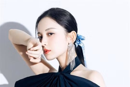 Tin tức giải trí nổi bật (2/7): 'Mỹ nhân Tân Cương' Cổ Lực Na Trát khoe nhan sắc không góc chết