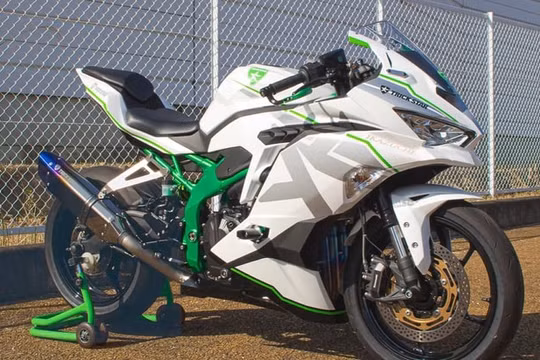 Kawasaki Ninja ZX-25R đạt vận tốc hơn 200 km/h ở đường đua Fuji Speedway