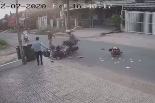 Vụ nữ sinh bị hành hung sau tai nạn: Sự vô cảm đáng lên án!
