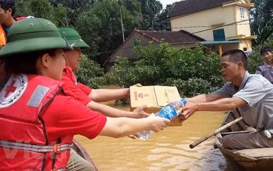 Hội Chữ thập đỏ Việt Nam tổ chức Chương trình “Vì đồng bào vùng lũ”