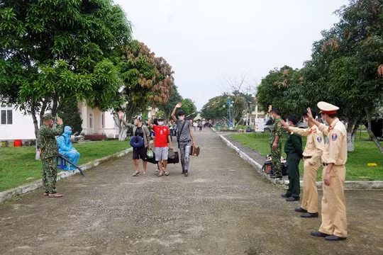 Hàng trăm công dân hoàn thành cách ly tập trung tại Hà Tĩnh, Nghệ An