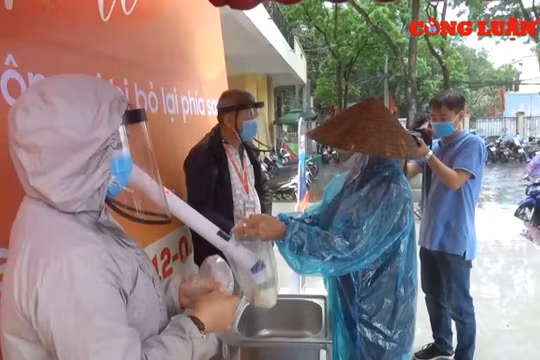 Cây "ATM gạo" yêu thương xuất hiện tại Hà Nội