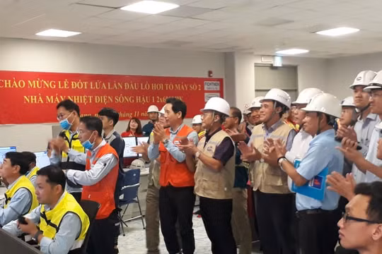 Lễ đốt lửa lần đầu Lò hơi Tổ máy số 2 NMNĐ Sông Hậu 1