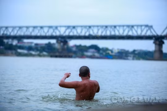 Bất chấp giá rét, nhiều người dân vẫn bơi lội trên sông Hồng