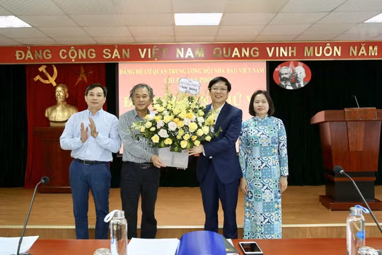Đồng chí Nguyễn Gia Thụy làm Bí thư Chi bộ Văn phòng Hội Nhà báo Việt Nam nhiệm kỳ 2020 - 2022
