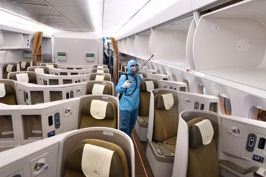 Vietnam Airlines là hãng hàng không duy nhất phun khử trùng toàn bộ đội tàu bay khai thác trong ngày