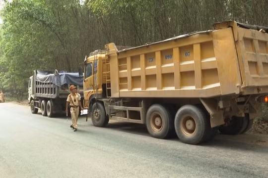 Thừa Thiên Huế: Xử lý mạnh tình trạng xe quá tải, quá khổ