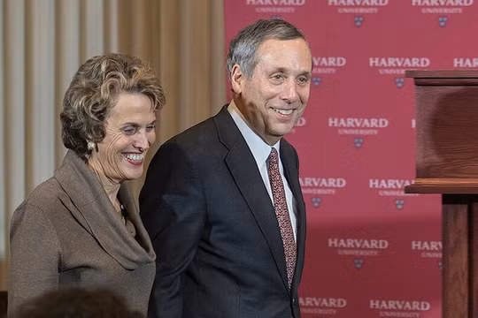 Vợ chồng hiệu trưởng Đại học Harvard nhiễm SARS-CoV-2 không rõ nguồn lây