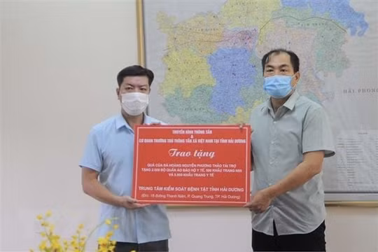 TTXVN trao tặng hàng nghìn bộ đồ bảo hộ và khẩu trang cho Sở Y tế Hải Dương