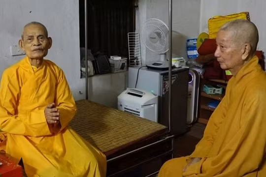 Trưởng lão Hòa thượng Thích Trí Quảng vấn an Đức Pháp chủ GHPGVN