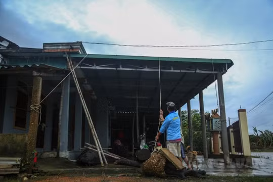 Quảng Trị: Dân thức trắng đêm canh bão số 13